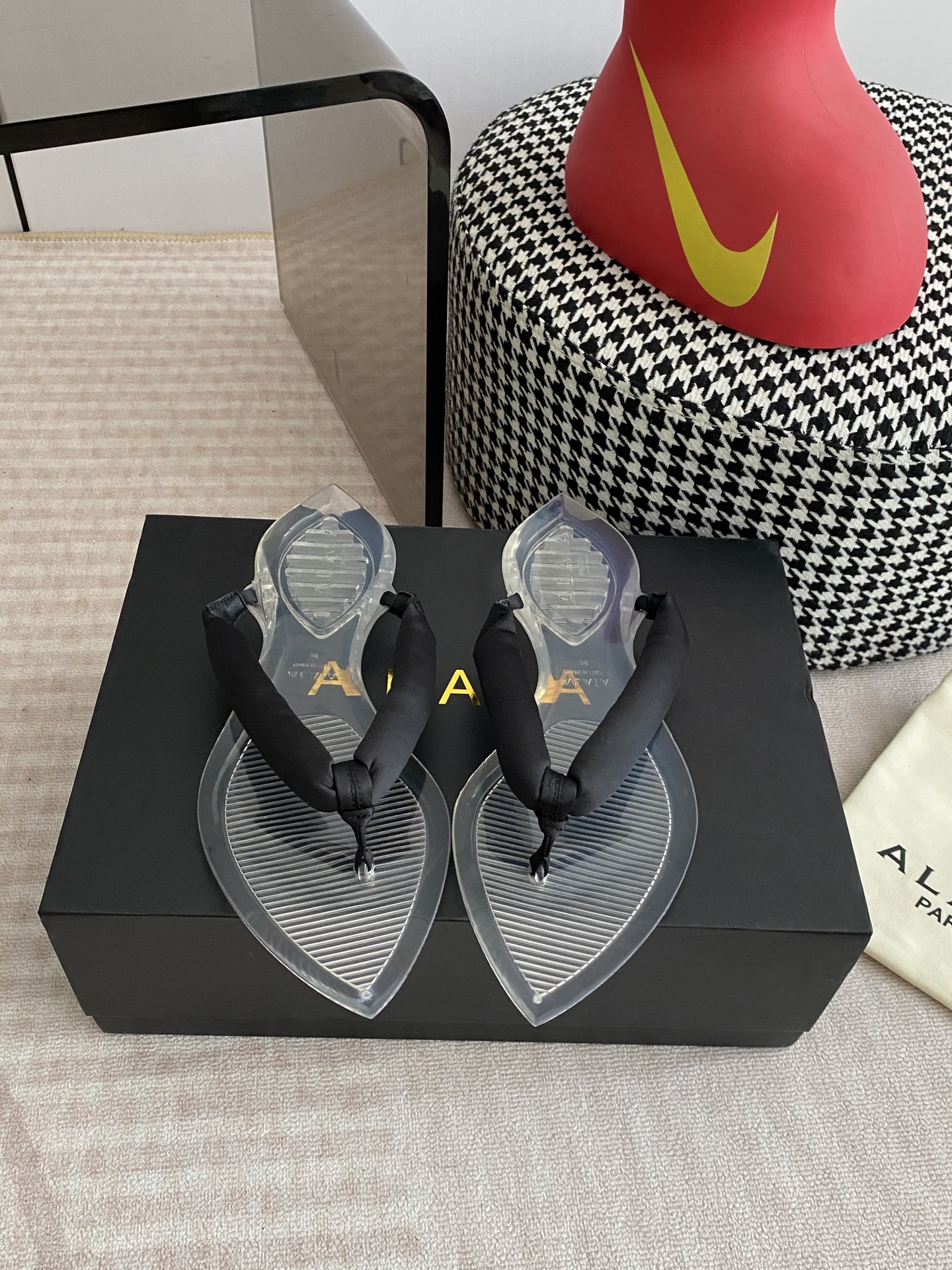 NO:781124,ALAIA / New Product Colorful Satin Flip-flops | Flowing color poetry in summer. Knead the summer palette into satin. Every touch of color has a sense of transparency. The transparent bottom supports a light ribbon. The pointed toe outline is neat and gentle. The freshness of fruit green, the coolness of silver gray, the warmth of rose red, the clarity of lake blue. It looks like flowing color fragments against the transparent bottom. It brings a sense of holiday atmosphere when you step on it. Pair with linen long skirt or denim hot pants.  It is an effortless summer relaxation. It is suitable for players who prefer 'color and texture'. It is low-key but has its own recognition. Imported silk cloth for the upper + ZP molded transparent TPU outsole 35-42 (40.1.2 fixed), split-toe shoes, alaia, skirts19860909ALAIA /新品 彩色缎面夹脚拖｜夏日里的流动色彩诗 把夏日调色盘揉进缎面里 每一抹色彩都带着通透呼吸感 透明底托着轻盈缎带 尖头轮廓利落又温柔 果绿的鲜活、银灰的清冷 玫红的热烈 湖蓝的澄澈 在透明底衬映下像流动的色彩碎片 踩上去便自带度假氛围感 配亚麻长裙或牛仔热裤 是不费力的夏日松弛感 适合偏爱“色彩与质感并存”的穿搭玩家 低调却自带辨识度 鞋面进口蚕丝布+ ZP开模透明TPU大底 35-42（40.1.2定）,分趾鞋,alaia,skirts,Women's Shoes