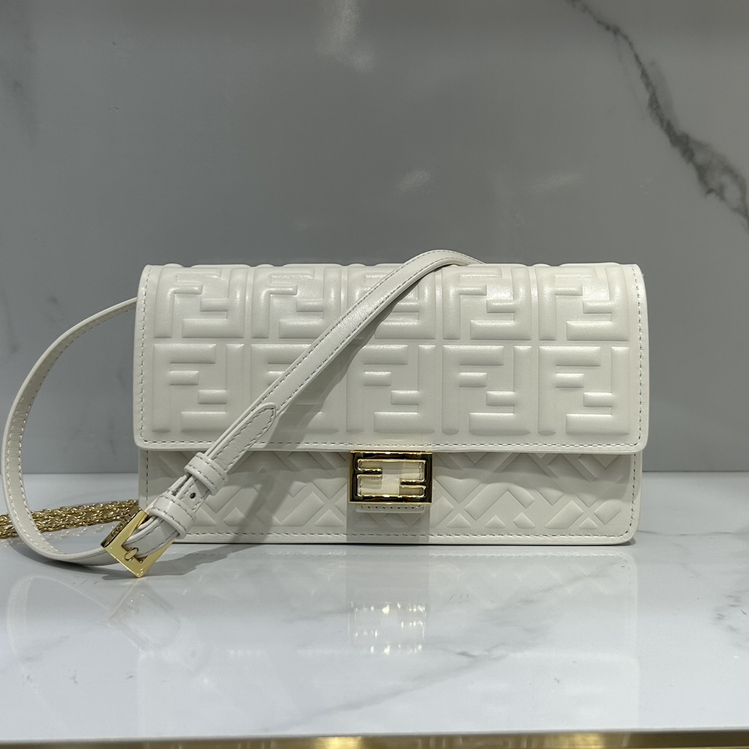 Fendi lambskin 3275 sheepskin compact baguette crossbody bag, decorated with flap and FF buckle, internal compartment with six card slots. Double