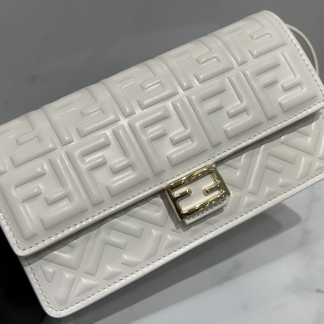Fendi lambskin 3275 sheepskin compact baguette crossbody bag, decorated with flap and FF buckle, internal compartment with six card slots. Double