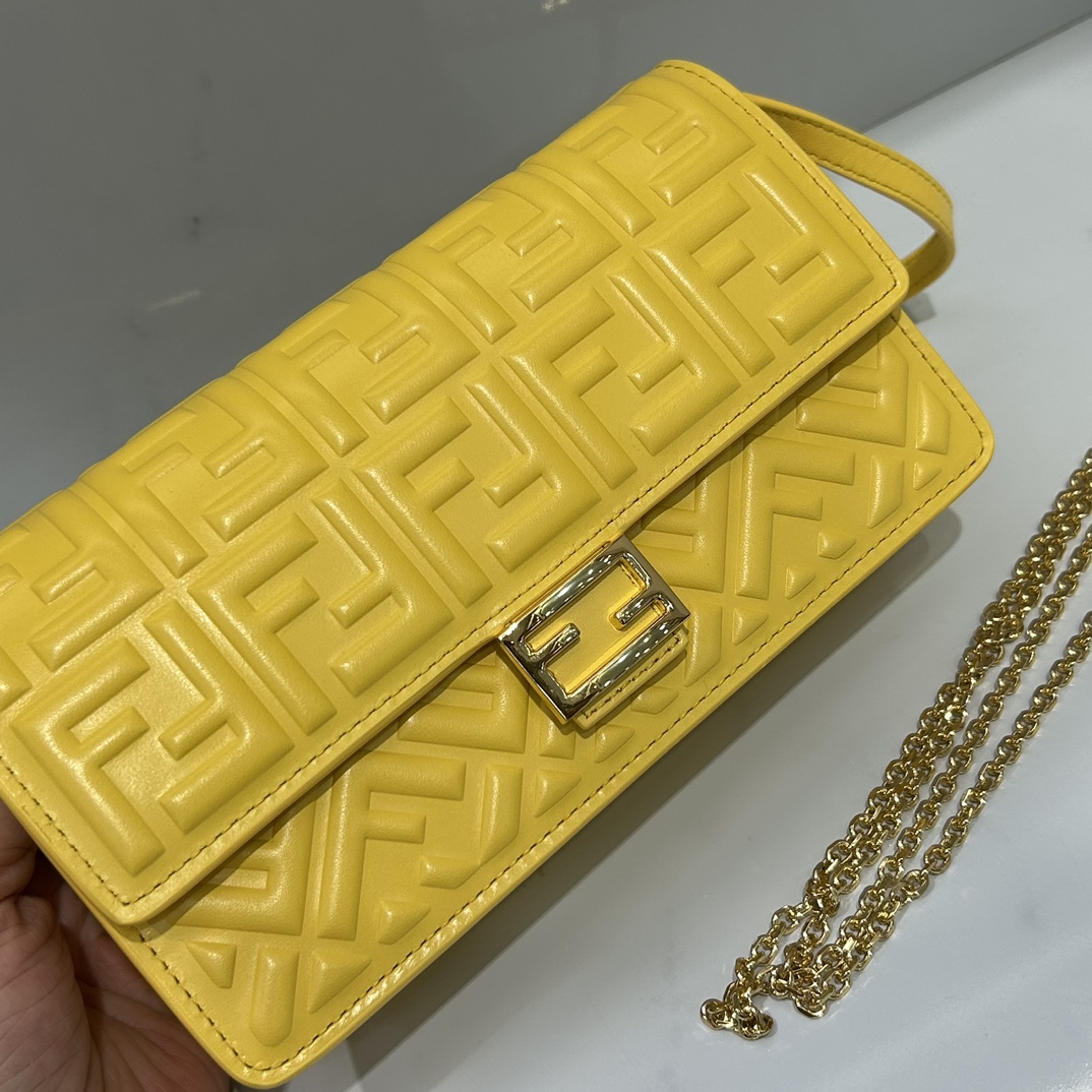 Fendi lambskin 3275 sheepskin compact baguette crossbody bag, decorated with flap and FF buckle, internal compartment with six card slots. Double