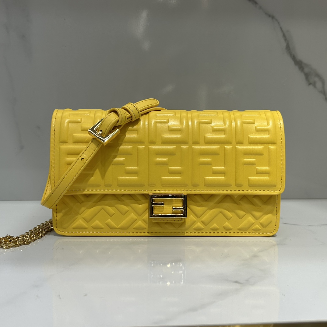 Fendi lambskin 3275 sheepskin compact baguette crossbody bag, decorated with flap and FF buckle, internal compartment with six card slots. Double