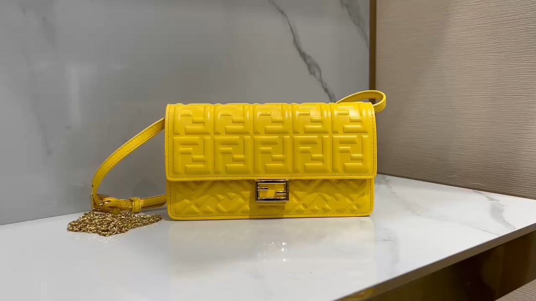 Fendi lambskin 3275 sheepskin compact baguette crossbody bag, decorated with flap and FF buckle, internal compartment with six card slots. Double