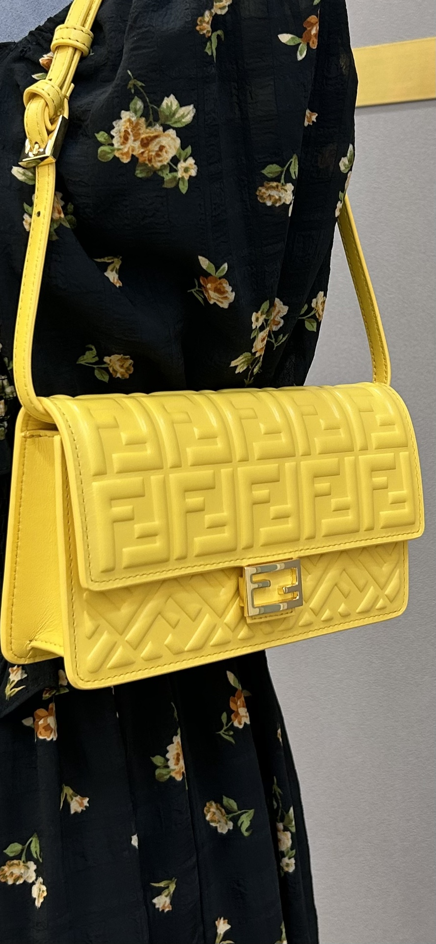 Fendi lambskin 3275 sheepskin compact baguette crossbody bag, decorated with flap and FF buckle, internal compartment with six card slots. Double