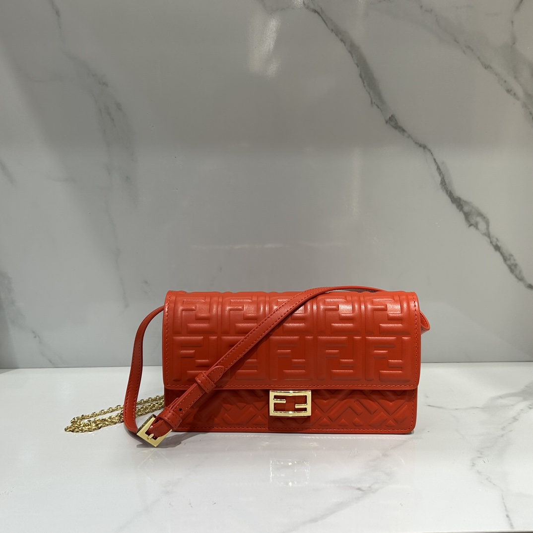 Fendi lambskin 3275 sheepskin compact baguette crossbody bag, decorated with flap and FF buckle, internal compartment with six card slots. Double