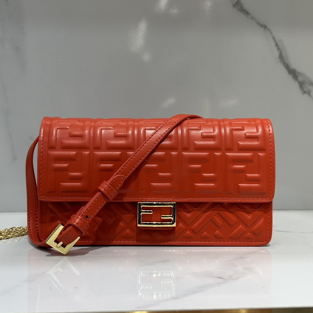 Fendi lambskin 3275 sheepskin compact baguette crossbody bag, decorated with flap and FF buckle, internal compartment with six card slots. Double