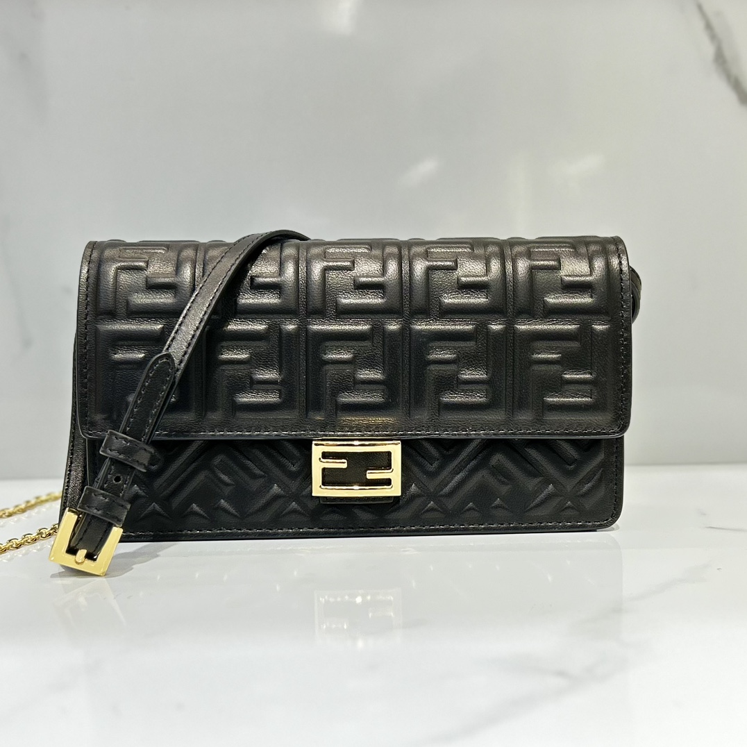 Fendi lambskin 3275 sheepskin compact baguette crossbody bag, decorated with flap and FF buckle, internal compartment with six card slots. Double