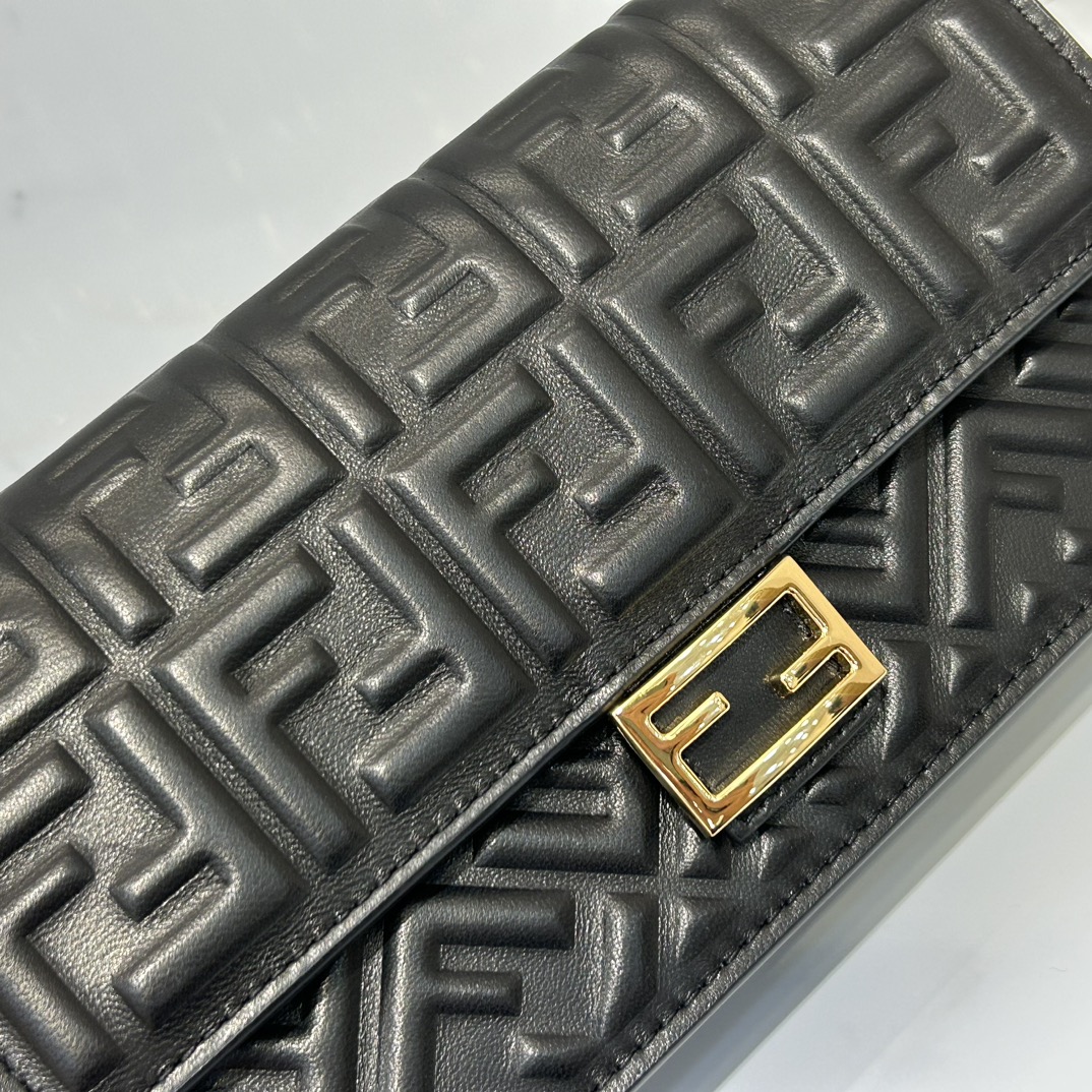 Fendi lambskin 3275 sheepskin compact baguette crossbody bag, decorated with flap and FF buckle, internal compartment with six card slots. Double