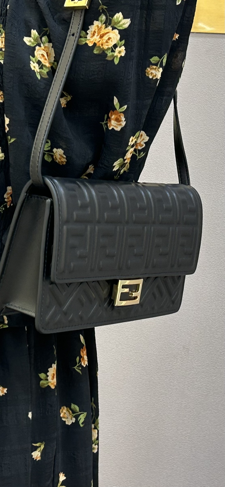 Fendi lambskin 3275 sheepskin compact baguette crossbody bag, decorated with flap and FF buckle, internal compartment with six card slots. Double