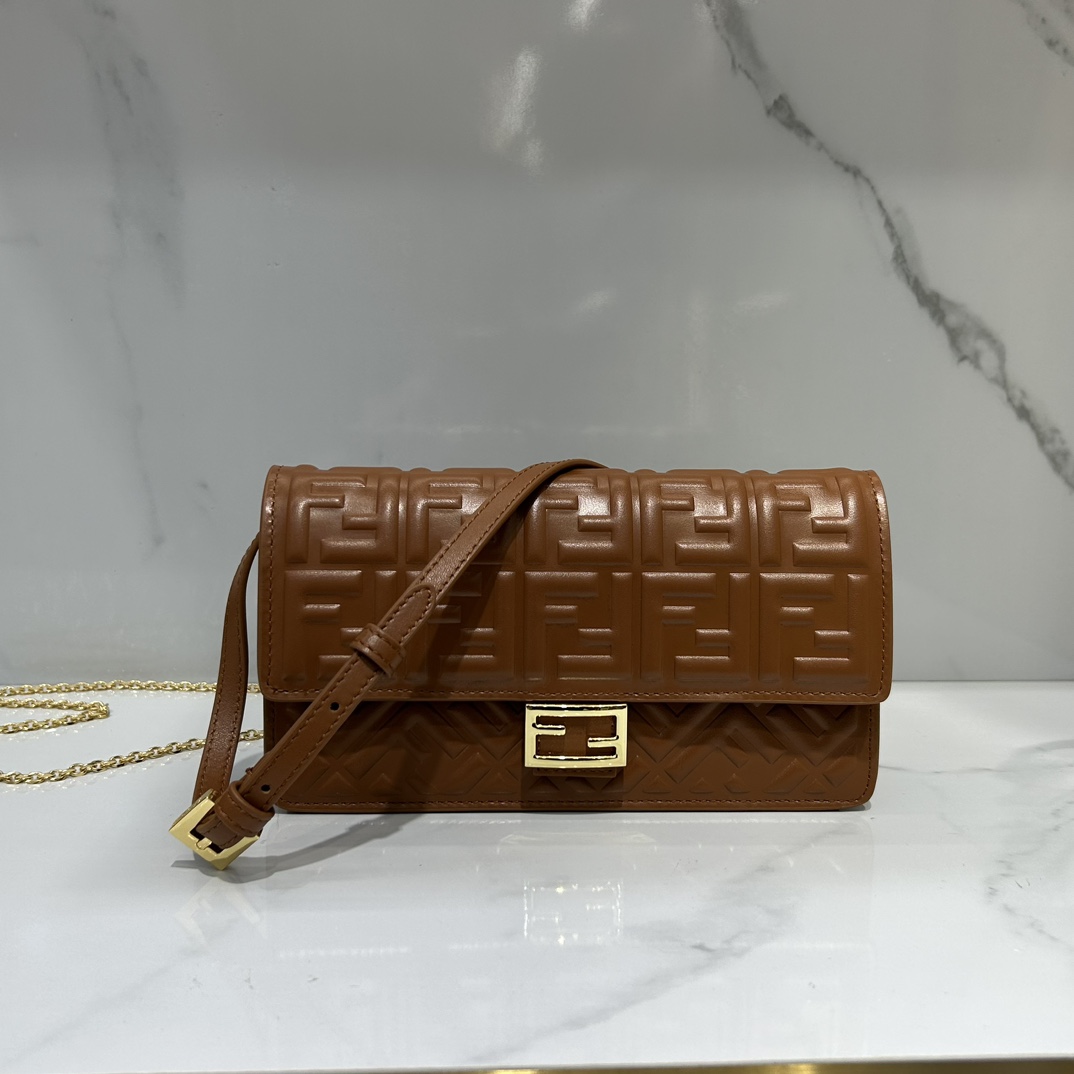 Fendi lambskin 3275 sheepskin compact baguette crossbody bag, decorated with flap and FF buckle, internal compartment with six card slots. Double