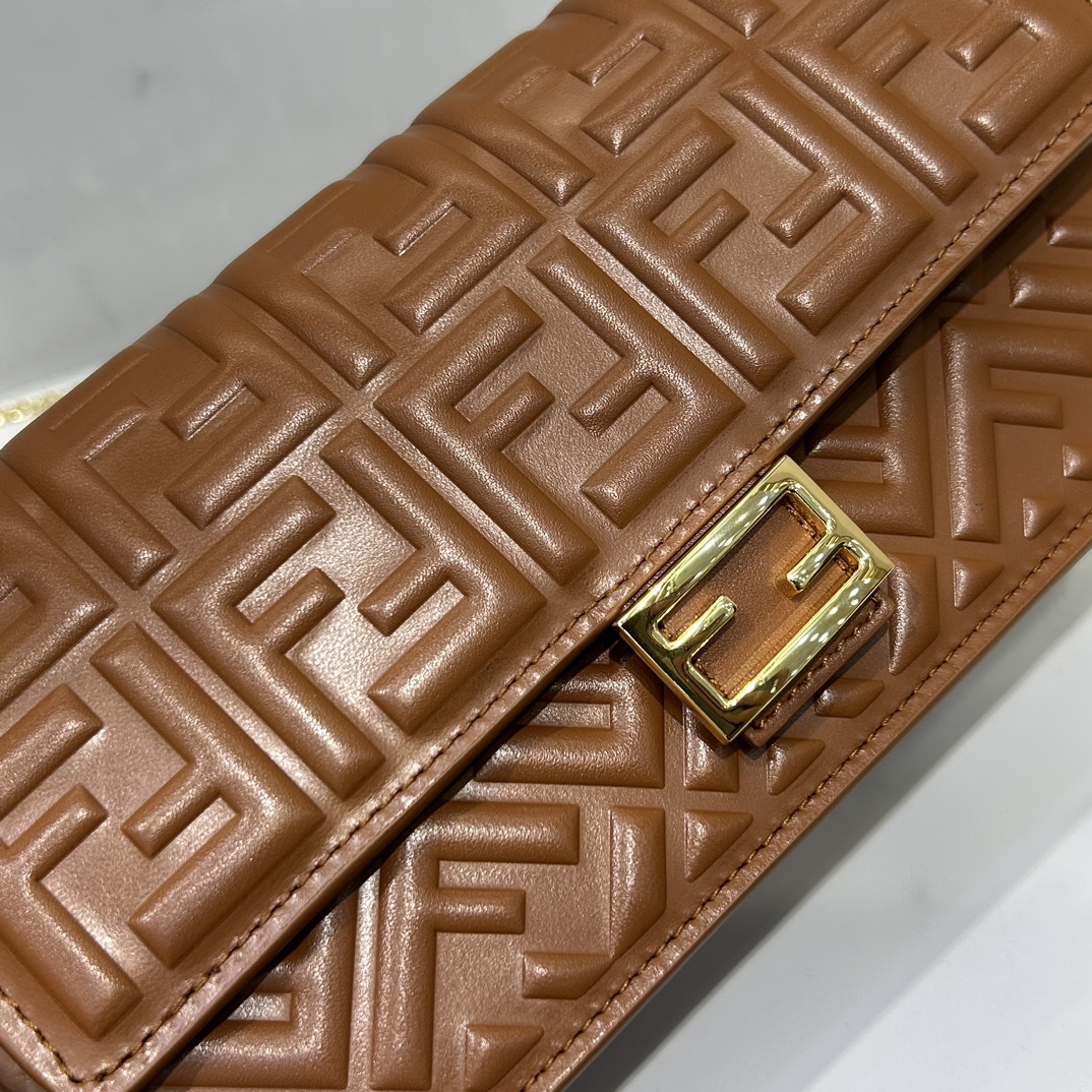 Fendi lambskin 3275 sheepskin compact baguette crossbody bag, decorated with flap and FF buckle, internal compartment with six card slots. Double