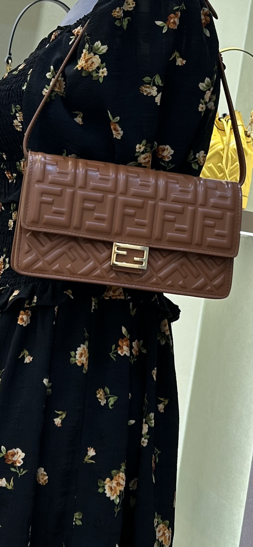 Fendi lambskin 3275 sheepskin compact baguette crossbody bag, decorated with flap and FF buckle, internal compartment with six card slots. Double