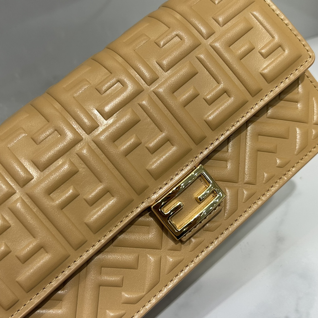 Fendi lambskin 3275 sheepskin compact baguette crossbody bag, decorated with flap and FF buckle, internal compartment with six card slots. Double