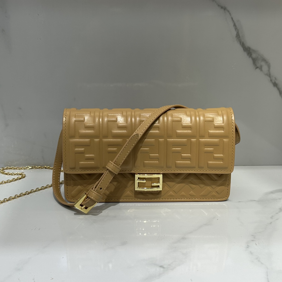 Fendi lambskin 3275 sheepskin compact baguette crossbody bag, decorated with flap and FF buckle, internal compartment with six card slots. Double
