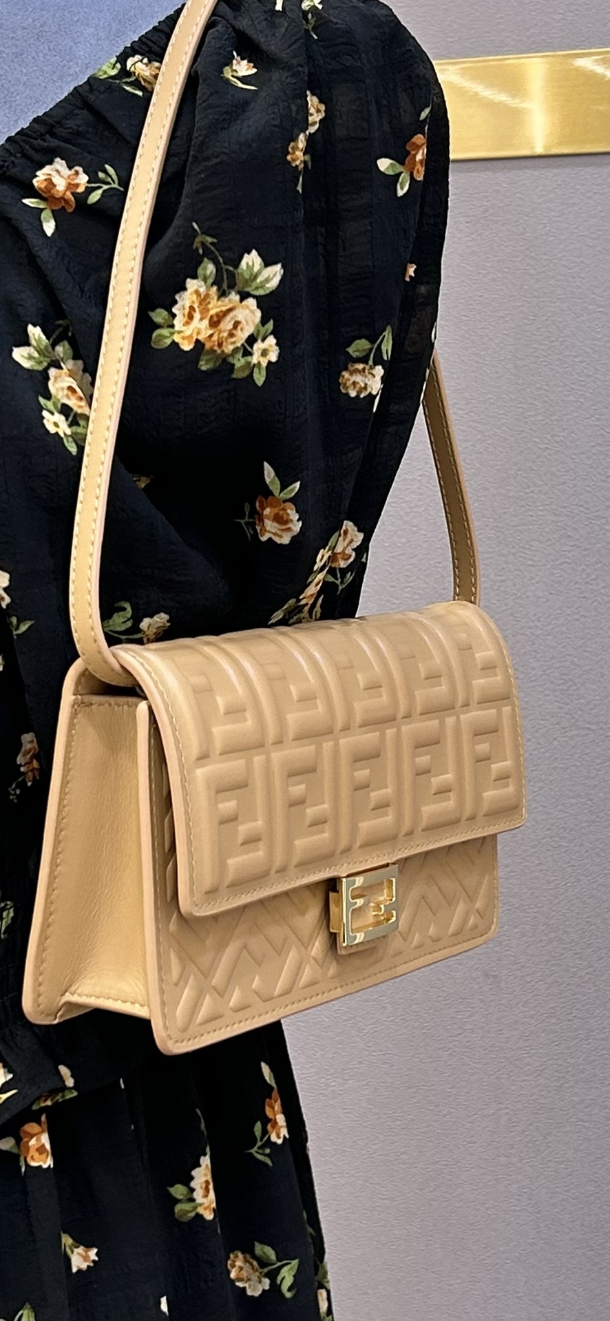 Fendi lambskin 3275 sheepskin compact baguette crossbody bag, decorated with flap and FF buckle, internal compartment with six card slots. Double