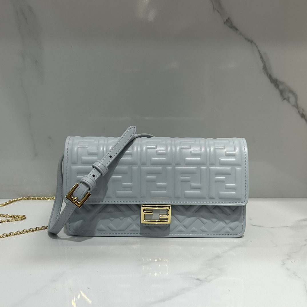 Fendi lambskin 3275 sheepskin compact baguette crossbody bag, decorated with flap and FF buckle, internal compartment with six card slots. Double