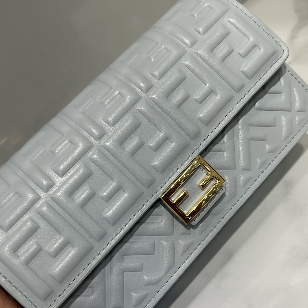 Fendi lambskin 3275 sheepskin compact baguette crossbody bag, decorated with flap and FF buckle, internal compartment with six card slots. Double