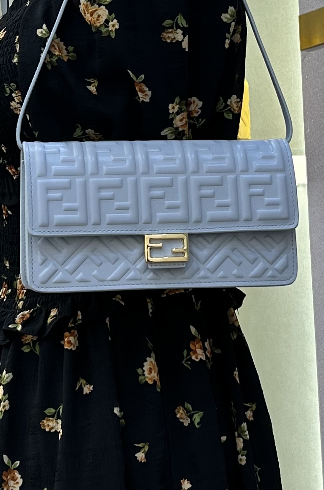 Fendi lambskin 3275 sheepskin compact baguette crossbody bag, decorated with flap and FF buckle, internal compartment with six card slots. Double