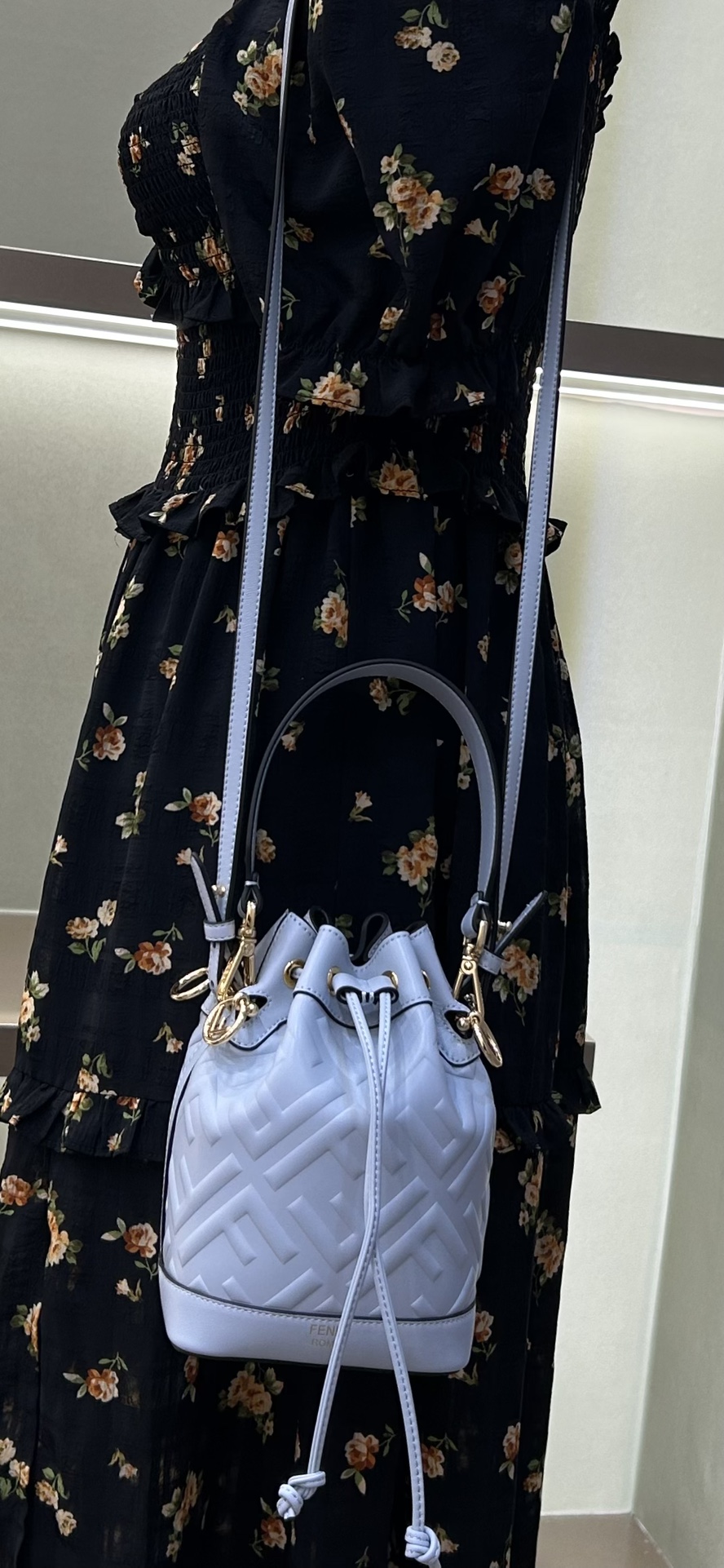 Fendi The iconic small Mon Tresor bucket bag in sheepskin has a new proportion, making it convenient to carry personal belongings, and has a thre