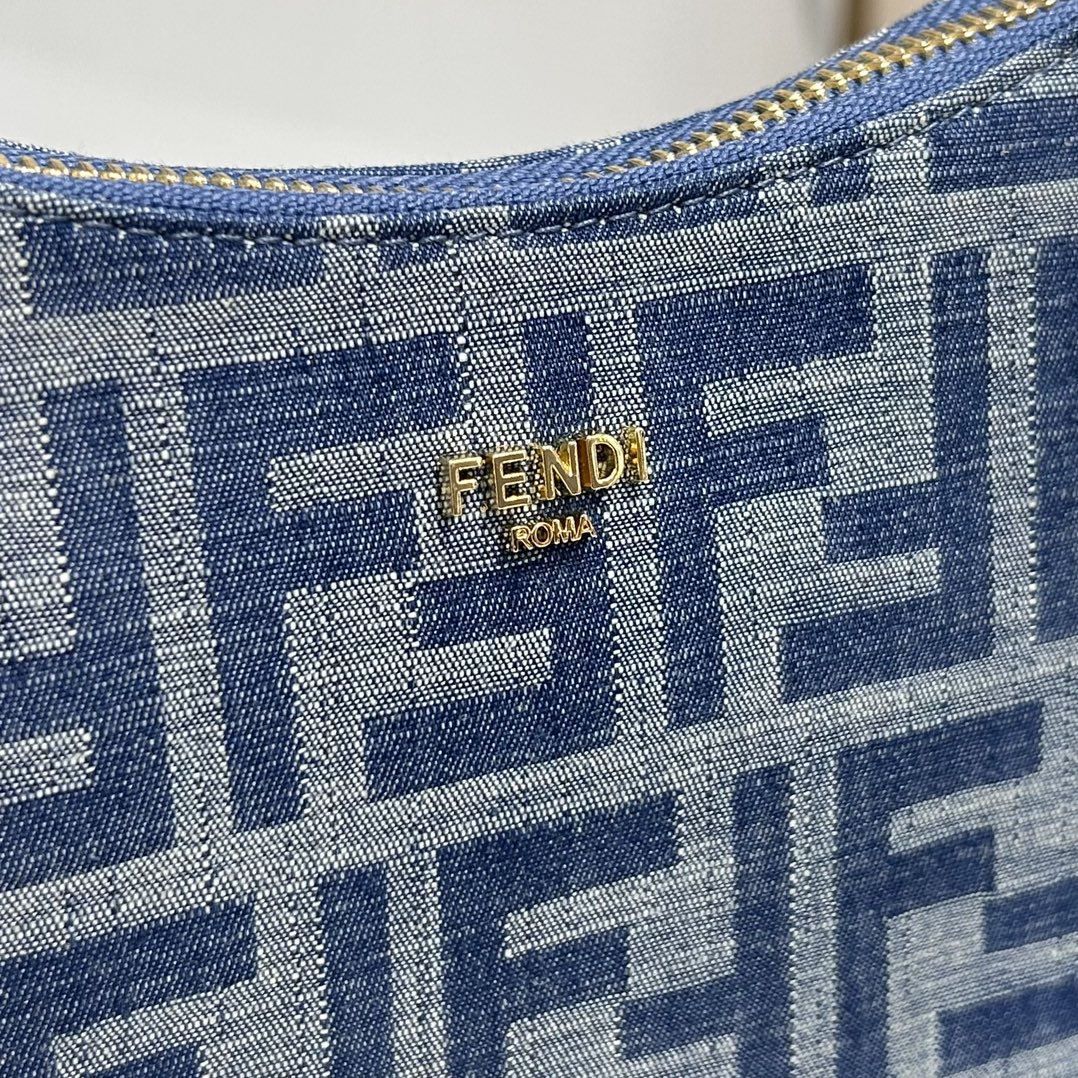 Fendi Rare edition counter: denim blue Fendessence mini crescent bag, compact in design and spacious in space, made of imitation denim light blue