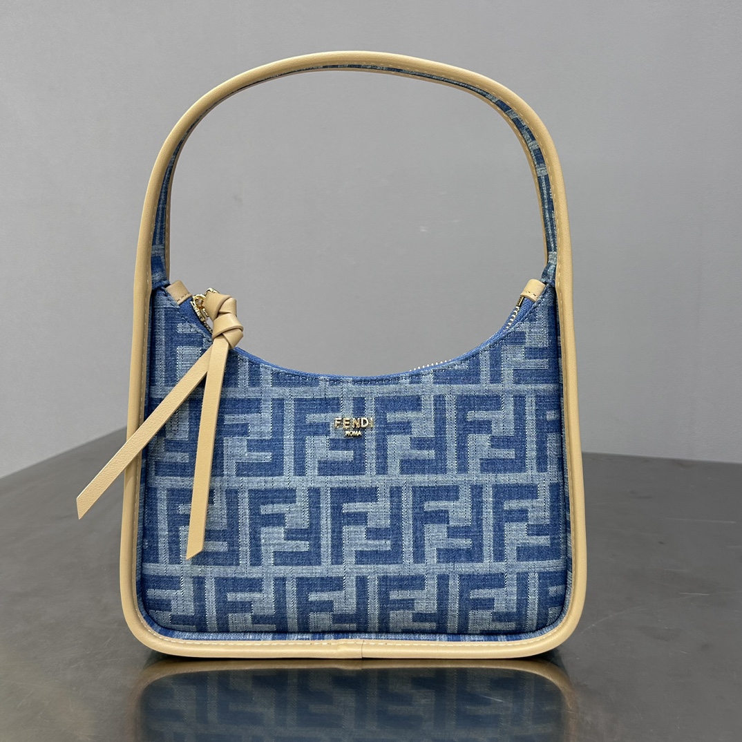 Fendi The rare counter edition denim blue Fendessence mini crescent bag has a compact design and spacious space. It is made of imitation denim li