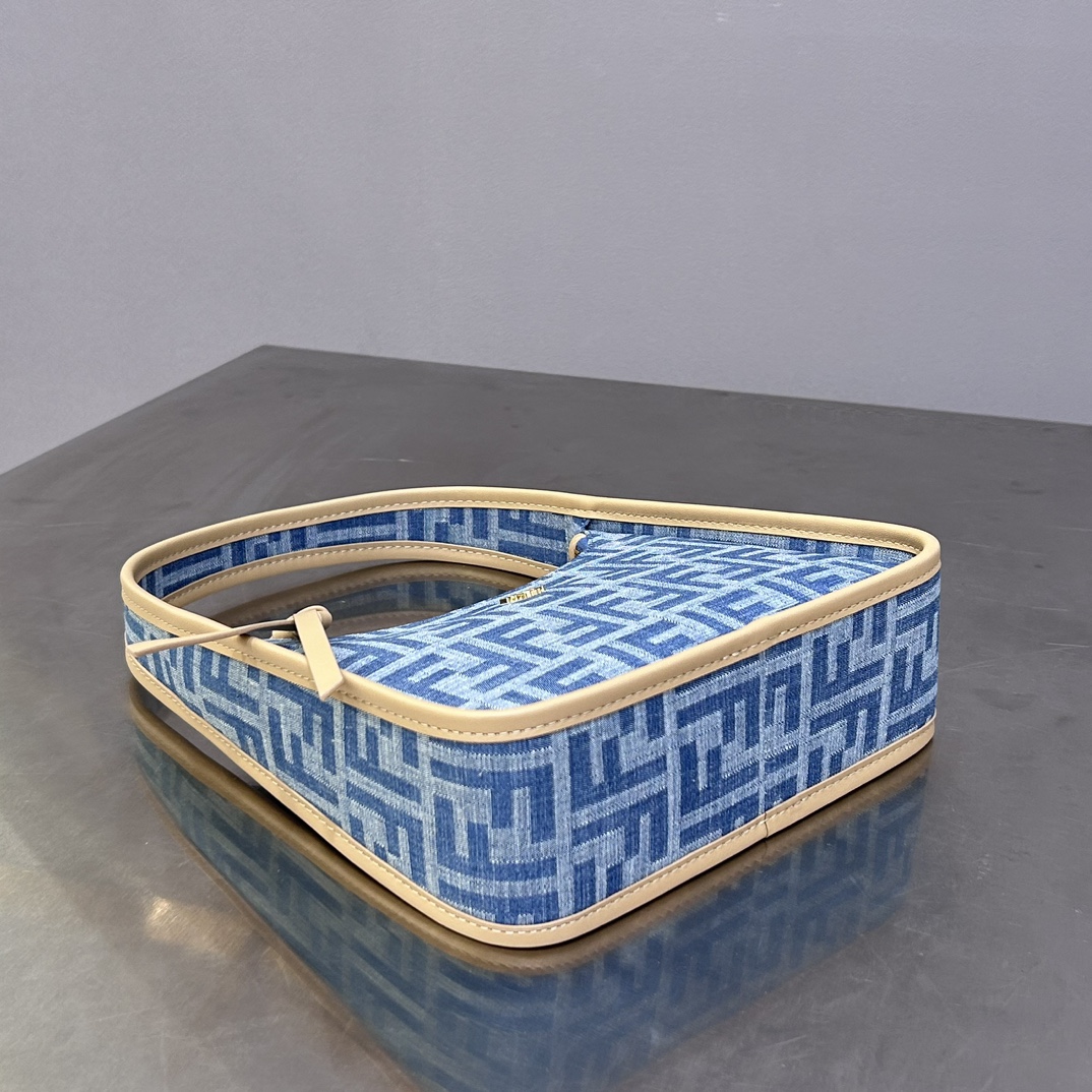 Fendi The rare counter edition denim blue Fendessence mini crescent bag has a compact design and spacious space. It is made of imitation denim li