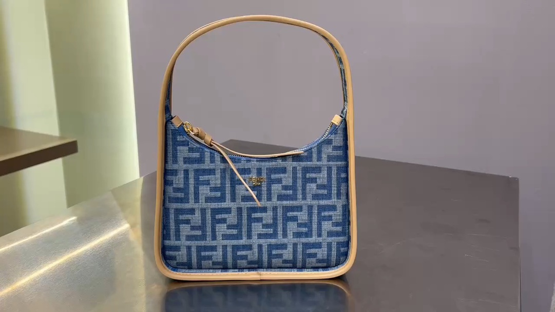 Fendi The denim blue Fendessence mini crescent bag has a compact design and spacious space. It is made of imitation denim light blue fabric and d