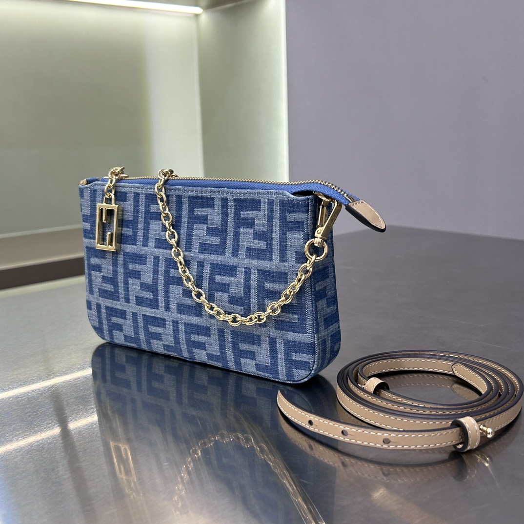 Fendi The denim blue denim denim presbyopic mahjong bag is here, a new hot hit, two shoulder straps come with two styles, a small mahjong bag wit