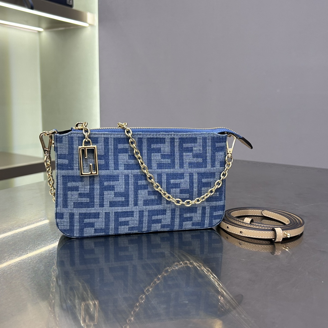 Fendi The denim blue denim denim presbyopic mahjong bag is here, a new hot hit, two shoulder straps come with two styles, a small mahjong bag wit