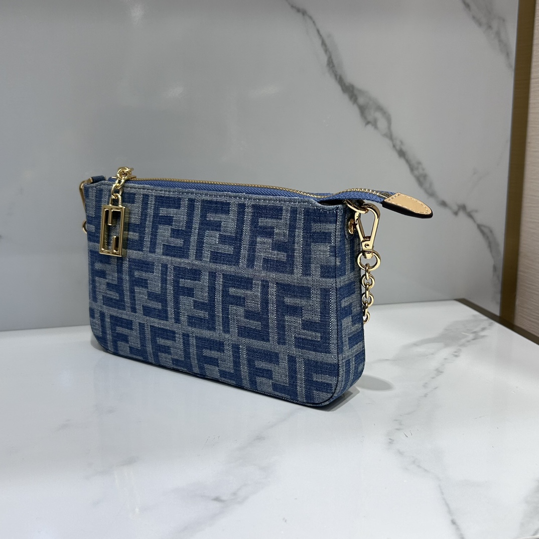 Fendi denim blue denim denim presbyopia mahjong bag is here, a new hot hit, two shoulder straps come with two styles, small mahjong bag, large ca