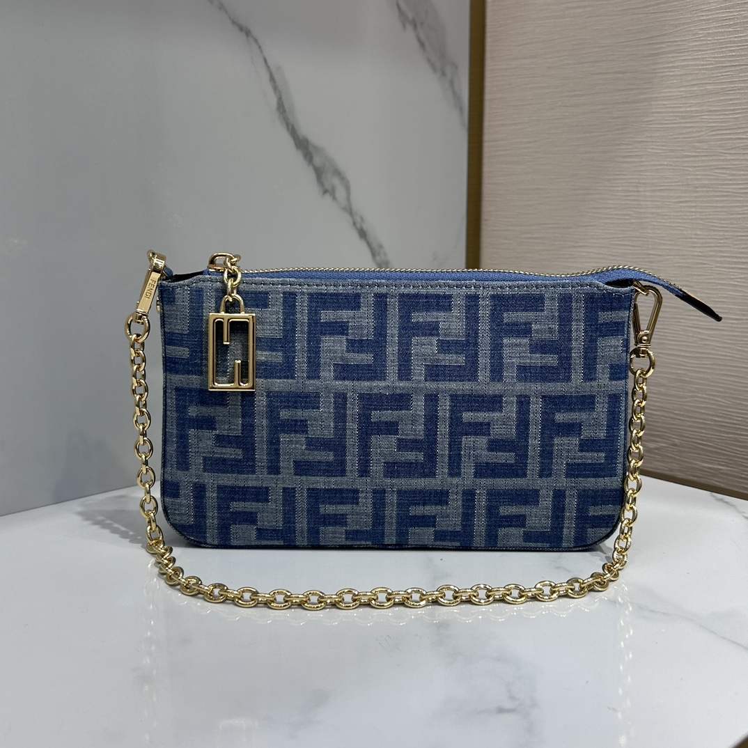 Fendi denim blue denim denim presbyopia mahjong bag is here, a new hot hit, two shoulder straps come with two styles, small mahjong bag, large ca