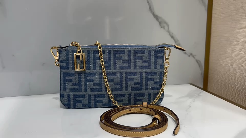 Fendi denim blue denim denim presbyopia mahjong bag is here, a new hot hit, two shoulder straps come with two styles, small mahjong bag, large ca