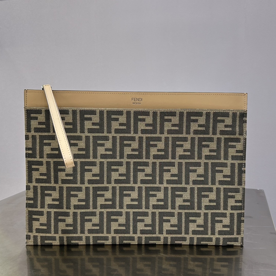 Fendi Exclusive genuine matching clutch bag. Imported top-layer cowhide. The body of the bag is neatly routed. Every detail has been carefully cr