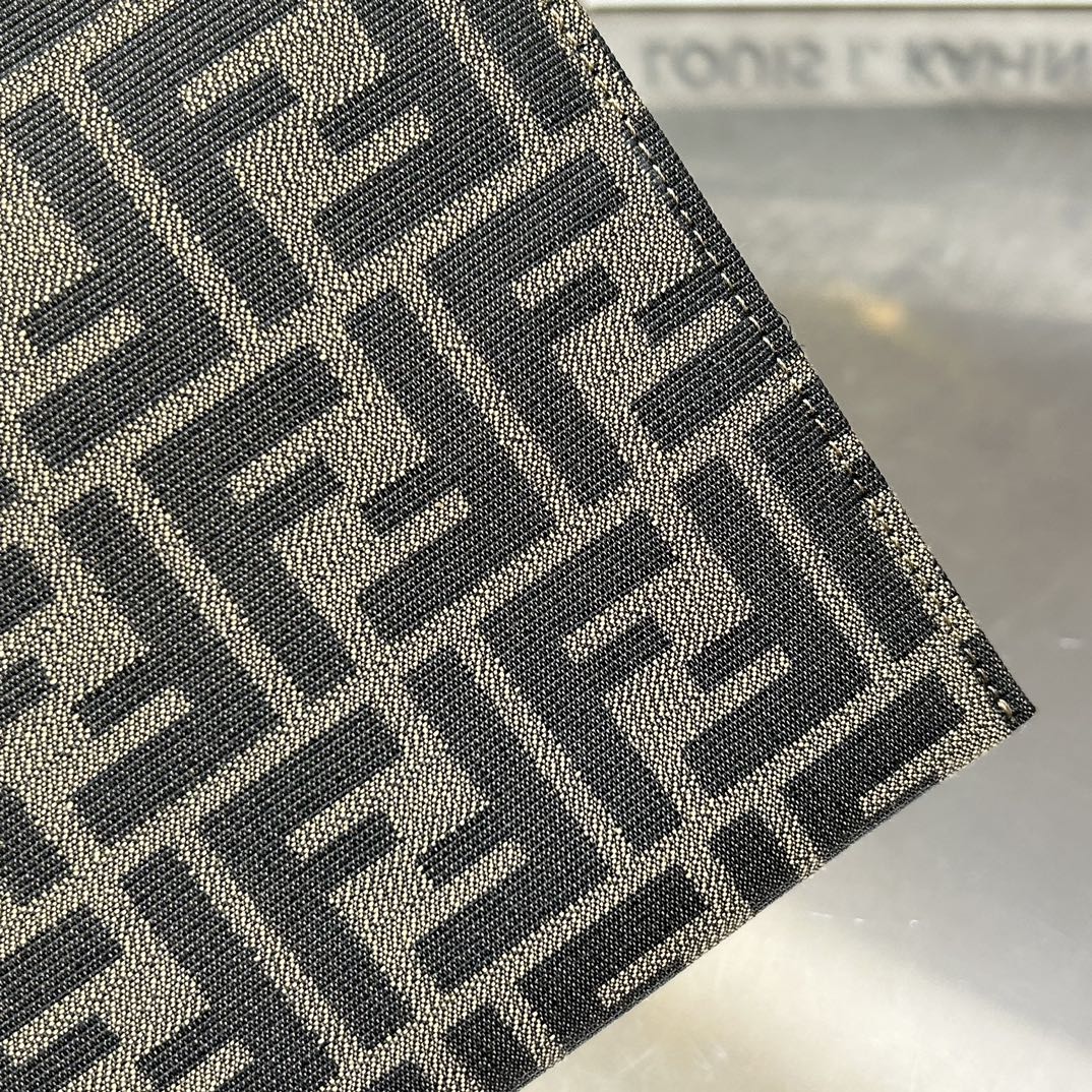 Fendi Exclusive genuine matching clutch bag. Imported top-layer cowhide. The body of the bag is neatly routed. Every detail has been carefully cr