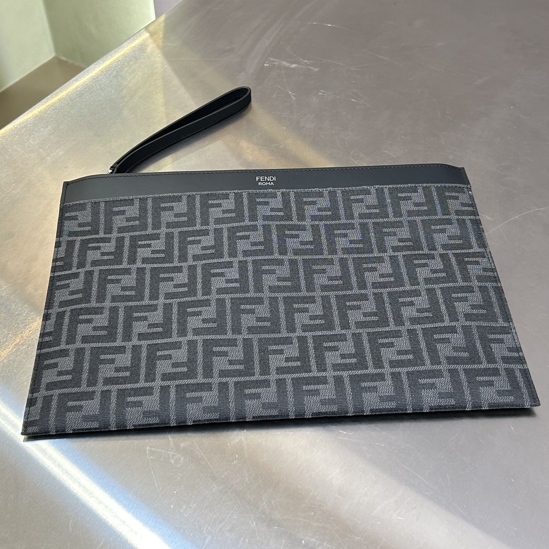 Original Fendi clutch bag, 100% first-layer cowhide, matching presbyopic fabric, clean and tidy workmanship reflects the care of every step, clas