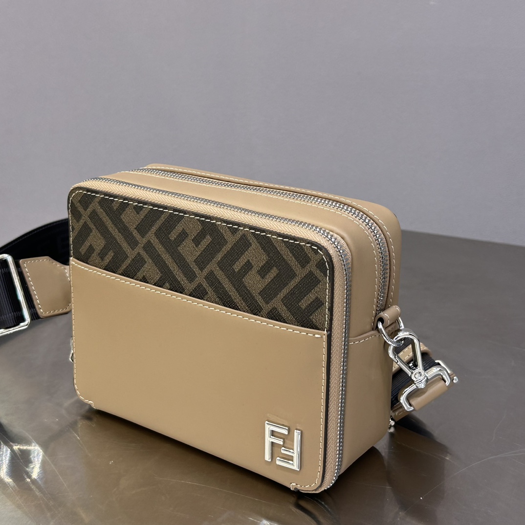 Original Fendi, 100% first-layer cowhide, matching presbyopic fabric, clean and tidy workmanship reflects the care of every step, classic and dur