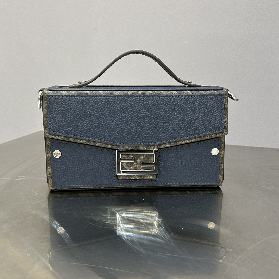Fendi Exclusive, 100% first-grain cowhide, new box in the counter, large space, practical, with card slots, retaining the design elements of the