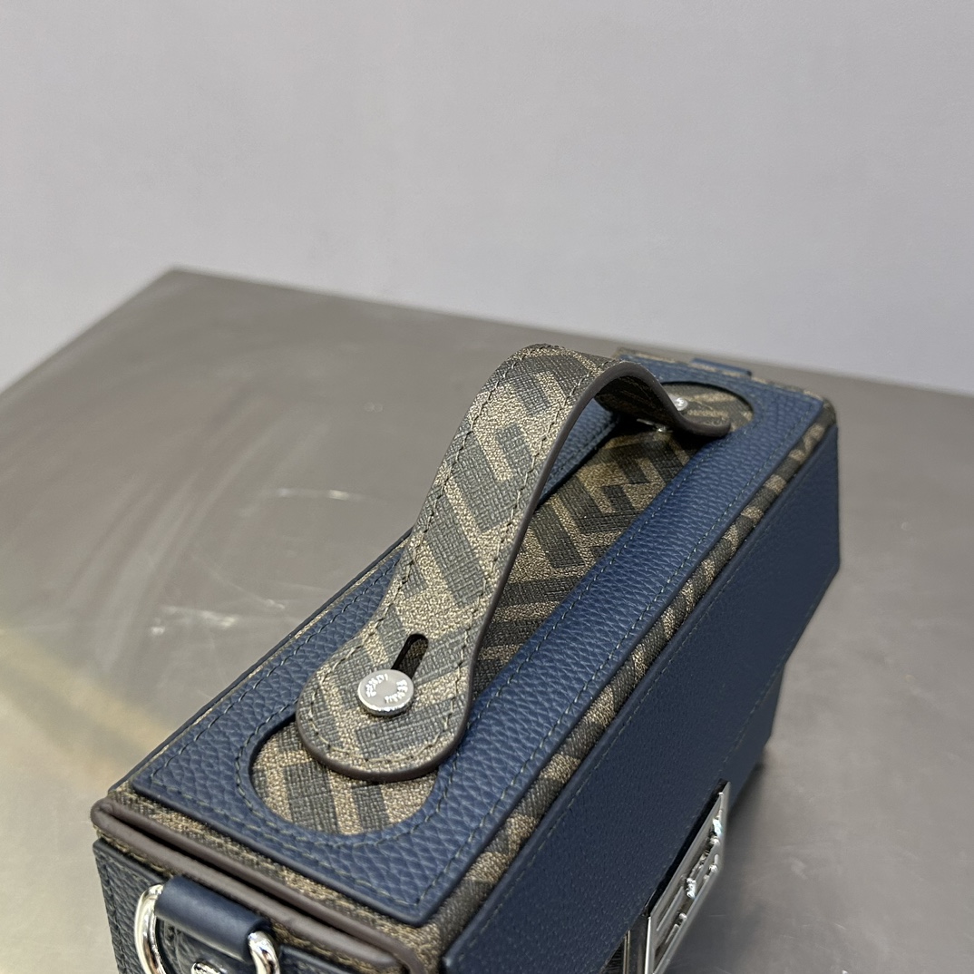 Fendi Exclusive, 100% first-grain cowhide, new box in the counter, large space, practical, with card slots, retaining the design elements of the