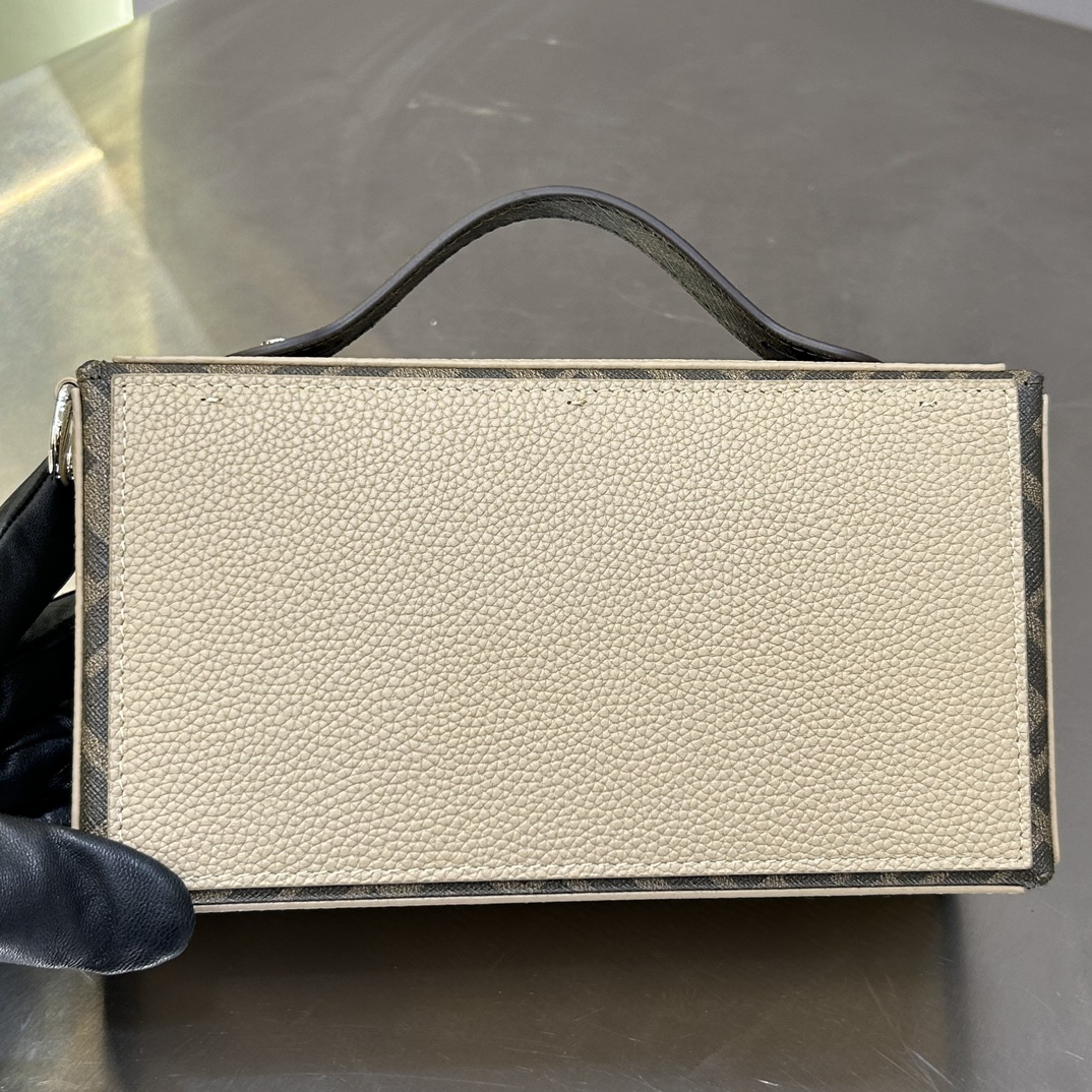 Fendi Exclusive, 100% first-grain cowhide, new box in the counter, large space, practical, with card slots, retaining the design elements of the