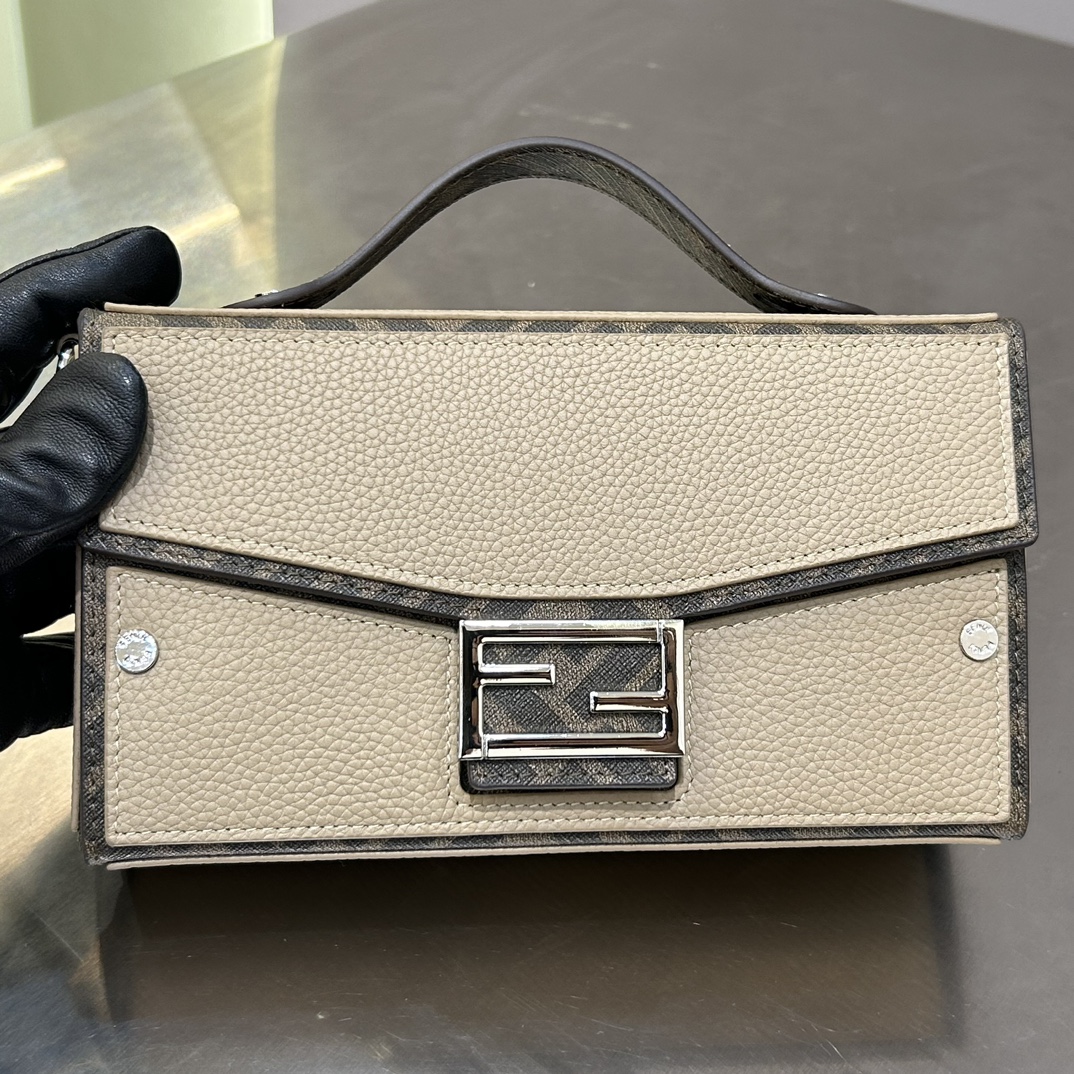 Fendi Exclusive, 100% first-grain cowhide, new box in the counter, large space, practical, with card slots, retaining the design elements of the