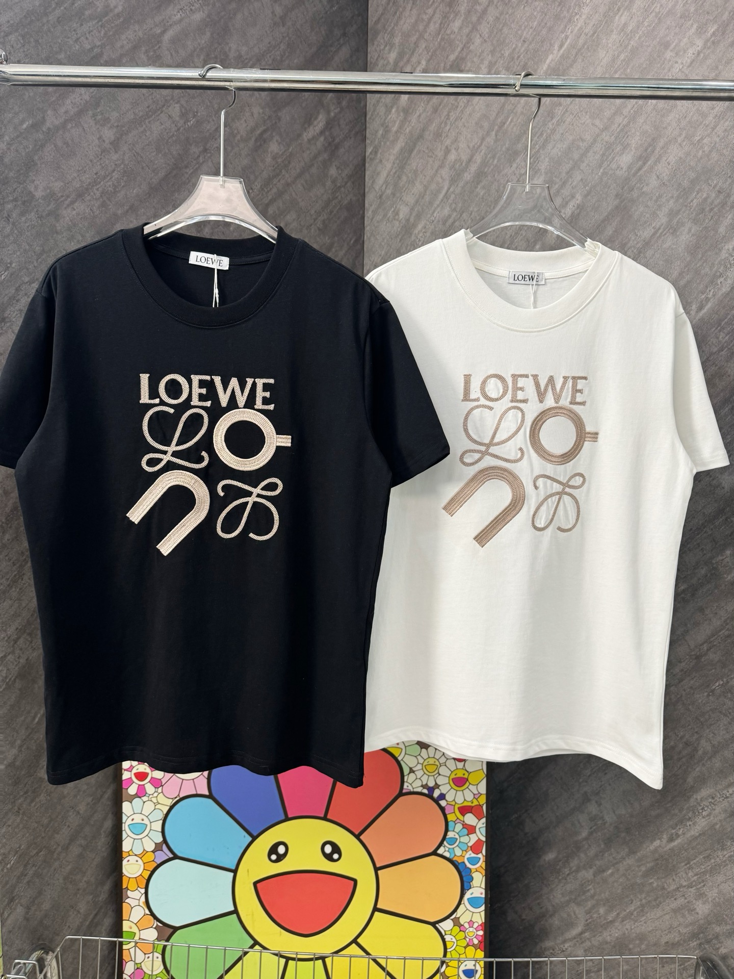 💰155
罗意威字母图案刺绣圆领短袖
LOEWE 官网ZP同步新款T恤
面料采用32支双纱280克高克重纯棉面料
同缸定织定染原版同色螺纹
进口机器万针经典大标饱满刺绣
内里包边包条做工高版本
细节完美 版型宽松 良心制作
耐高温 不会掉 可机洗
大厂流水做工 包条双针走线工整
网红热门款 热度很高
宽松os版型 最大可穿200 斤
吊牌 吊粒 洗水 主卖 包装 全套辅料📦
所有细节均为无美颜滤镜实拍 放心入手📷
Colour:黑色 白色
size:S M L XL