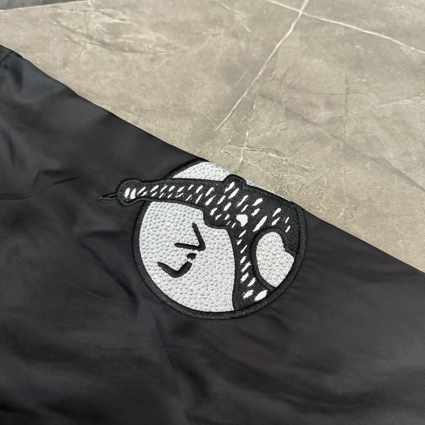 🅿️140
款号 Y80
LV联名烫钻字母绣花棒球服
LOUISVUITTON 限定专柜外套
多重设计 筹款半月 良心制作
精品进口尼龙防水面料➕春亚纺里布
定制原版激光字母纽扣 网红热度爆款
大厂流水做工 针线整齐有序 
宽松os版型 百搭款式 情侣款
吊牌 吊粒 洗水 主麦 包装 全套辅料📦
所有细节均为无美颜滤镜实拍 放心入手📷
colour:黑色 
size:s m l xl