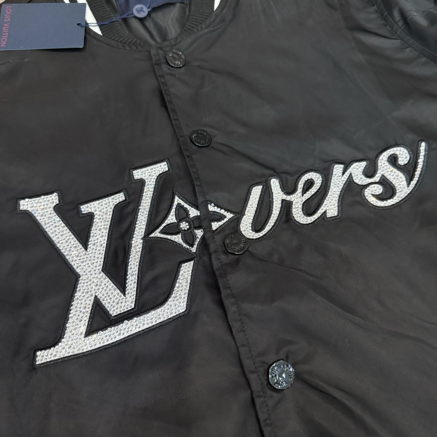 🅿️140
款号 Y80
LV联名烫钻字母绣花棒球服
LOUISVUITTON 限定专柜外套
多重设计 筹款半月 良心制作
精品进口尼龙防水面料➕春亚纺里布
定制原版激光字母纽扣 网红热度爆款
大厂流水做工 针线整齐有序 
宽松os版型 百搭款式 情侣款
吊牌 吊粒 洗水 主麦 包装 全套辅料📦
所有细节均为无美颜滤镜实拍 放心入手📷
colour:黑色 
size:s m l xl