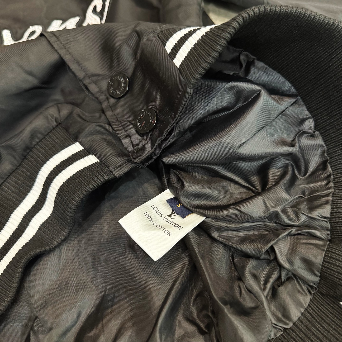 🅿️140
款号 Y80
LV联名烫钻字母绣花棒球服
LOUISVUITTON 限定专柜外套
多重设计 筹款半月 良心制作
精品进口尼龙防水面料➕春亚纺里布
定制原版激光字母纽扣 网红热度爆款
大厂流水做工 针线整齐有序 
宽松os版型 百搭款式 情侣款
吊牌 吊粒 洗水 主麦 包装 全套辅料📦
所有细节均为无美颜滤镜实拍 放心入手📷
colour:黑色 
size:s m l xl