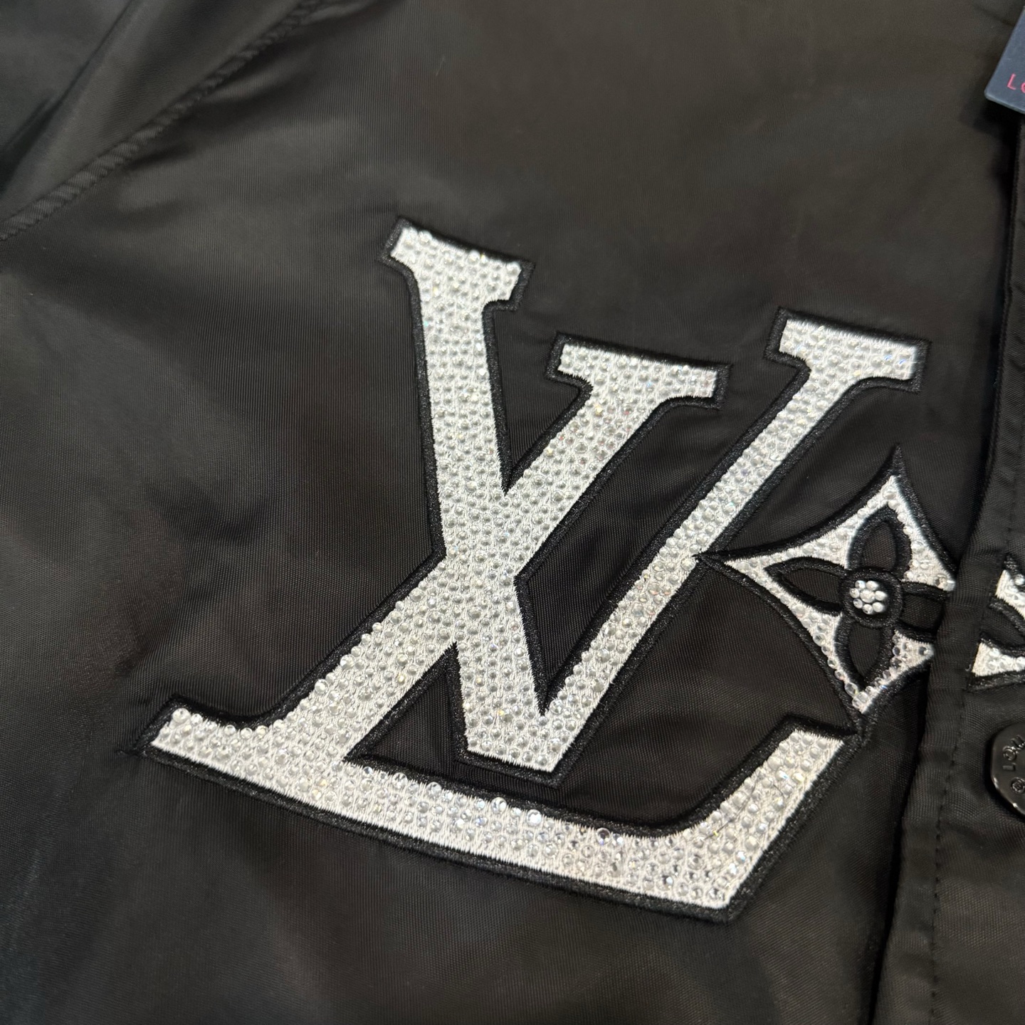 🅿️140
款号 Y80
LV联名烫钻字母绣花棒球服
LOUISVUITTON 限定专柜外套
多重设计 筹款半月 良心制作
精品进口尼龙防水面料➕春亚纺里布
定制原版激光字母纽扣 网红热度爆款
大厂流水做工 针线整齐有序 
宽松os版型 百搭款式 情侣款
吊牌 吊粒 洗水 主麦 包装 全套辅料📦
所有细节均为无美颜滤镜实拍 放心入手📷
colour:黑色 
size:s m l xl