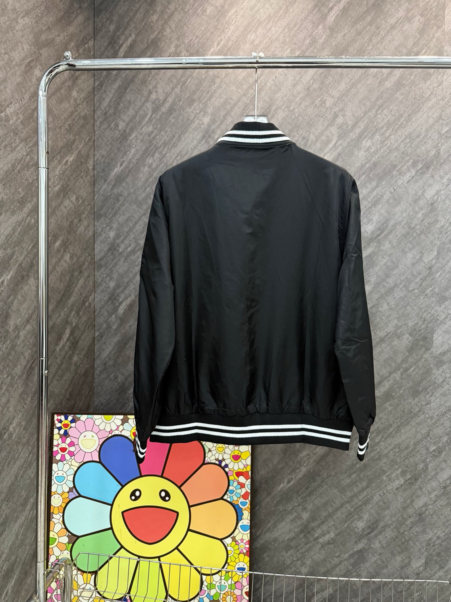 🅿️140
款号 Y80
LV联名烫钻字母绣花棒球服
LOUISVUITTON 限定专柜外套
多重设计 筹款半月 良心制作
精品进口尼龙防水面料➕春亚纺里布
定制原版激光字母纽扣 网红热度爆款
大厂流水做工 针线整齐有序 
宽松os版型 百搭款式 情侣款
吊牌 吊粒 洗水 主麦 包装 全套辅料📦
所有细节均为无美颜滤镜实拍 放心入手📷
colour:黑色 
size:s m l xl