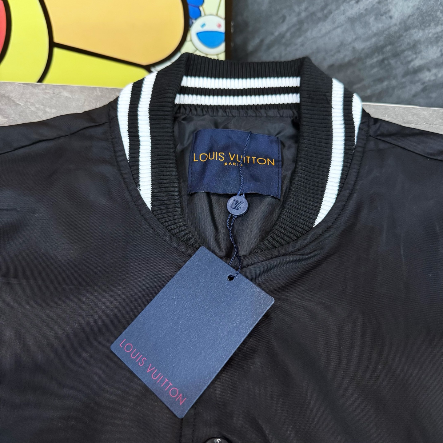🅿️140
款号 Y80
LV联名烫钻字母绣花棒球服
LOUISVUITTON 限定专柜外套
多重设计 筹款半月 良心制作
精品进口尼龙防水面料➕春亚纺里布
定制原版激光字母纽扣 网红热度爆款
大厂流水做工 针线整齐有序 
宽松os版型 百搭款式 情侣款
吊牌 吊粒 洗水 主麦 包装 全套辅料📦
所有细节均为无美颜滤镜实拍 放心入手📷
colour:黑色 
size:s m l xl