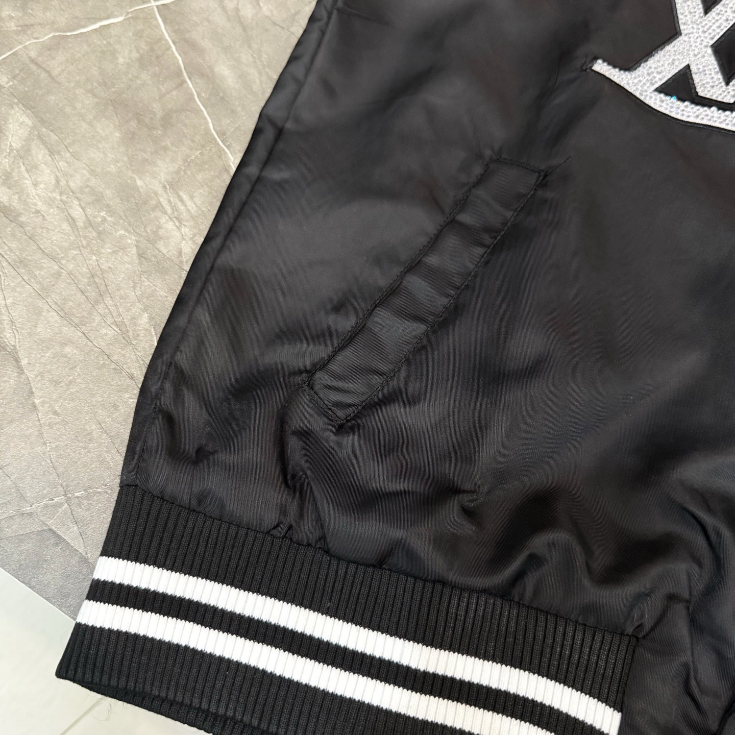🅿️140
款号 Y80
LV联名烫钻字母绣花棒球服
LOUISVUITTON 限定专柜外套
多重设计 筹款半月 良心制作
精品进口尼龙防水面料➕春亚纺里布
定制原版激光字母纽扣 网红热度爆款
大厂流水做工 针线整齐有序 
宽松os版型 百搭款式 情侣款
吊牌 吊粒 洗水 主麦 包装 全套辅料📦
所有细节均为无美颜滤镜实拍 放心入手📷
colour:黑色 
size:s m l xl