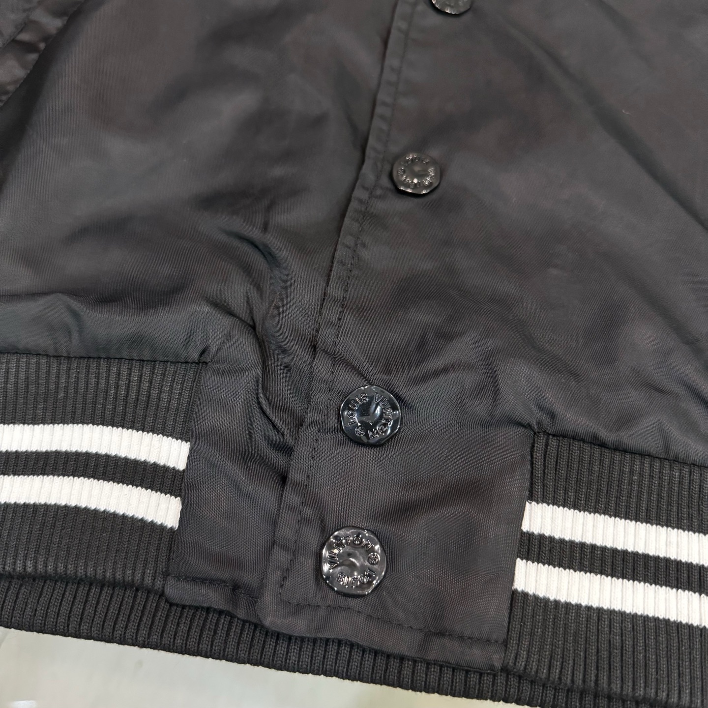 🅿️140
款号 Y80
LV联名烫钻字母绣花棒球服
LOUISVUITTON 限定专柜外套
多重设计 筹款半月 良心制作
精品进口尼龙防水面料➕春亚纺里布
定制原版激光字母纽扣 网红热度爆款
大厂流水做工 针线整齐有序 
宽松os版型 百搭款式 情侣款
吊牌 吊粒 洗水 主麦 包装 全套辅料📦
所有细节均为无美颜滤镜实拍 放心入手📷
colour:黑色 
size:s m l xl