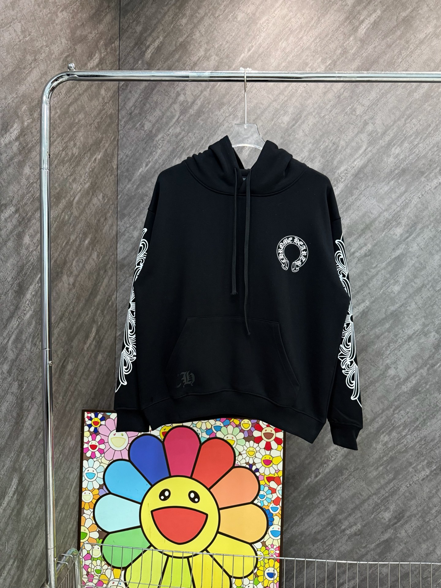 💰160
款号 Y174
克罗心马蹄麒麟臂梵文连帽卫衣
官网新款限定专柜连帽卫衣
多重设计 筹款半月 良心制作
420克双股双纱纯棉毛圈面料
进口机器白墨直喷多处印花工艺
大厂流水做工 针线整齐有序 
宽松os版型 百搭款式 情侣款
吊牌 吊粒 洗水 主麦 包装 全套辅料📦
所有细节均为无美颜滤镜实拍 放心入手📷
colour:黑色 
size:s m l xl