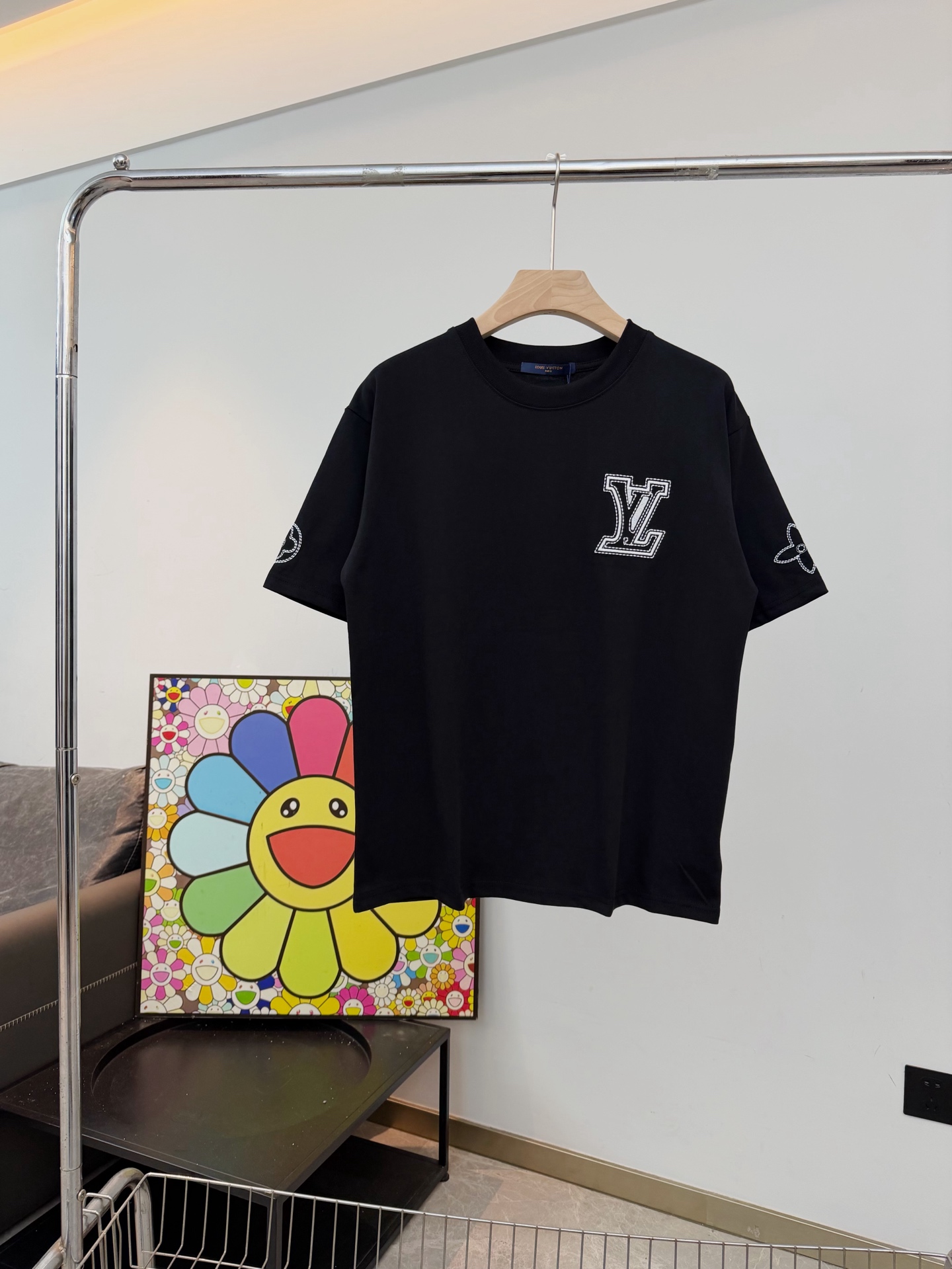 P70 Modelo ZQ102 Camiseta de manga corta con bordado de pequeño logo LV y flor en el brazo. Tejido: 32 cabos dobles, 28…